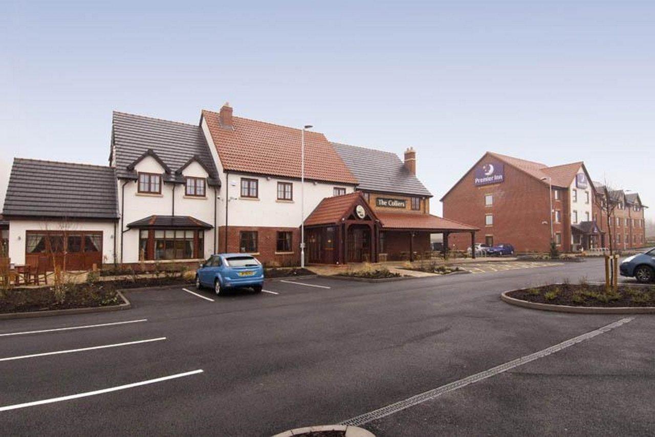 Premier Inn Rugeley Buitenkant foto